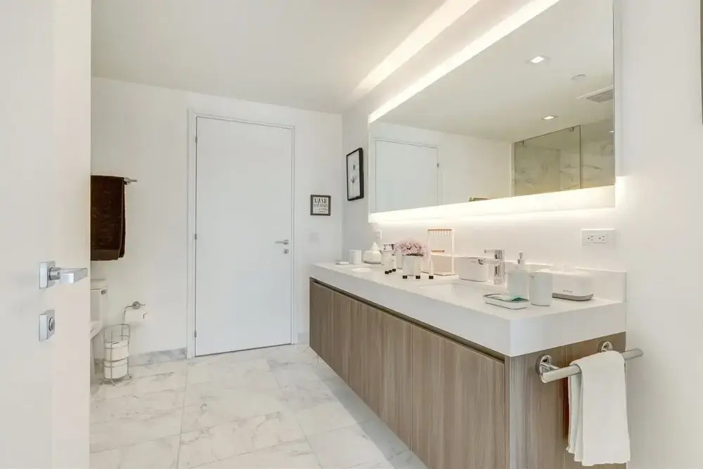 Top Fort Lauderdale Condo 9th Floor - Private and Sanitized, Hotel Amenities, Free Parking for Stays Over 27 Days, 400 ft From the Beach. Hosted by Super Host!