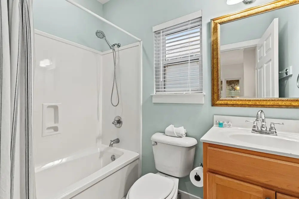 Stay at The Hut! Room for Everyone! 4BR Fun Sleeps 11