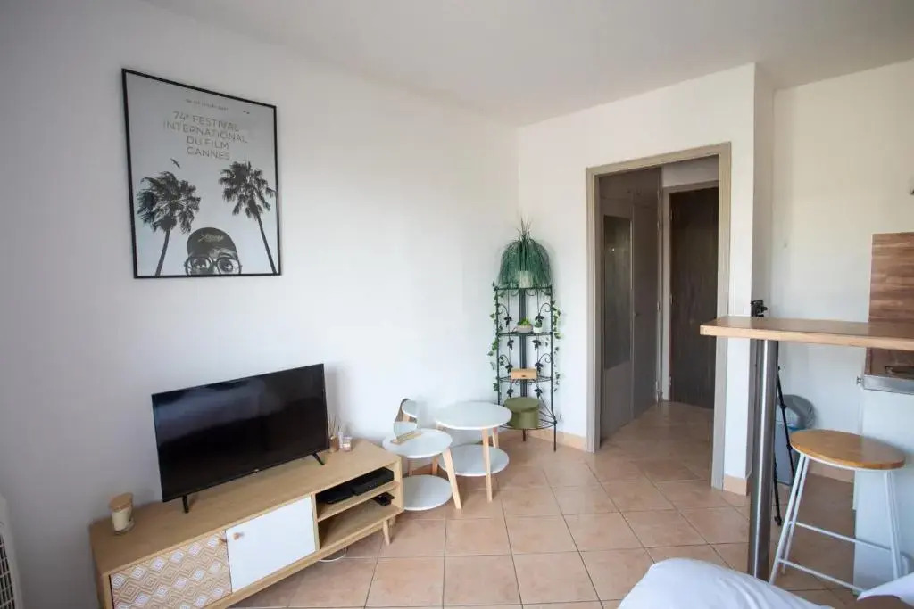 Nice Studio with balcony in quiet residence close to all amenities