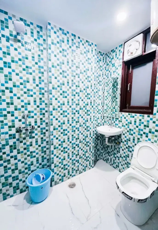Roomshala 160 Hotel Red