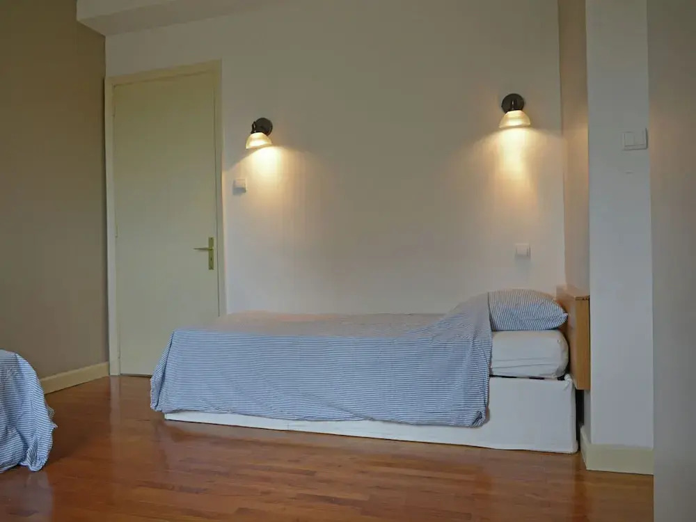 Single storey cottage with view on the Medieval city