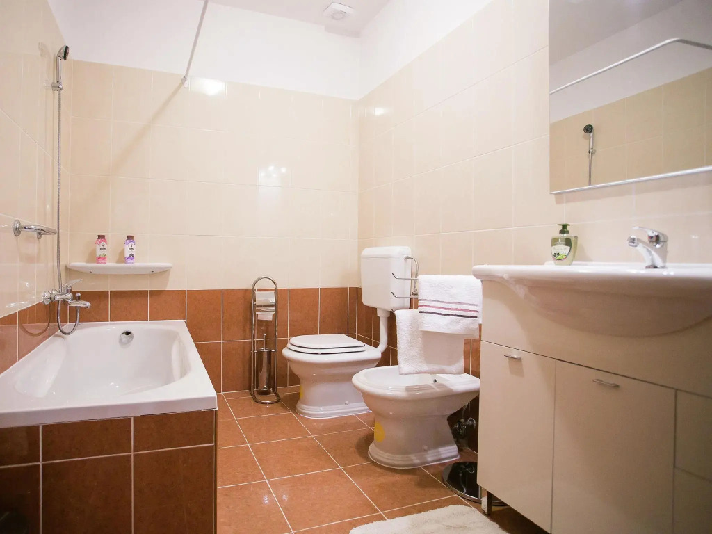 Nicely furnished apartment with communal pool on a horse ranch