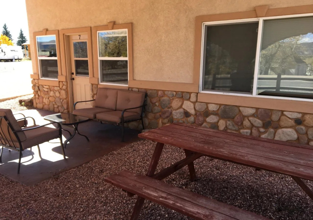 Mountain Ridge Cabins & Lodging Between Bryce and Zion National Park