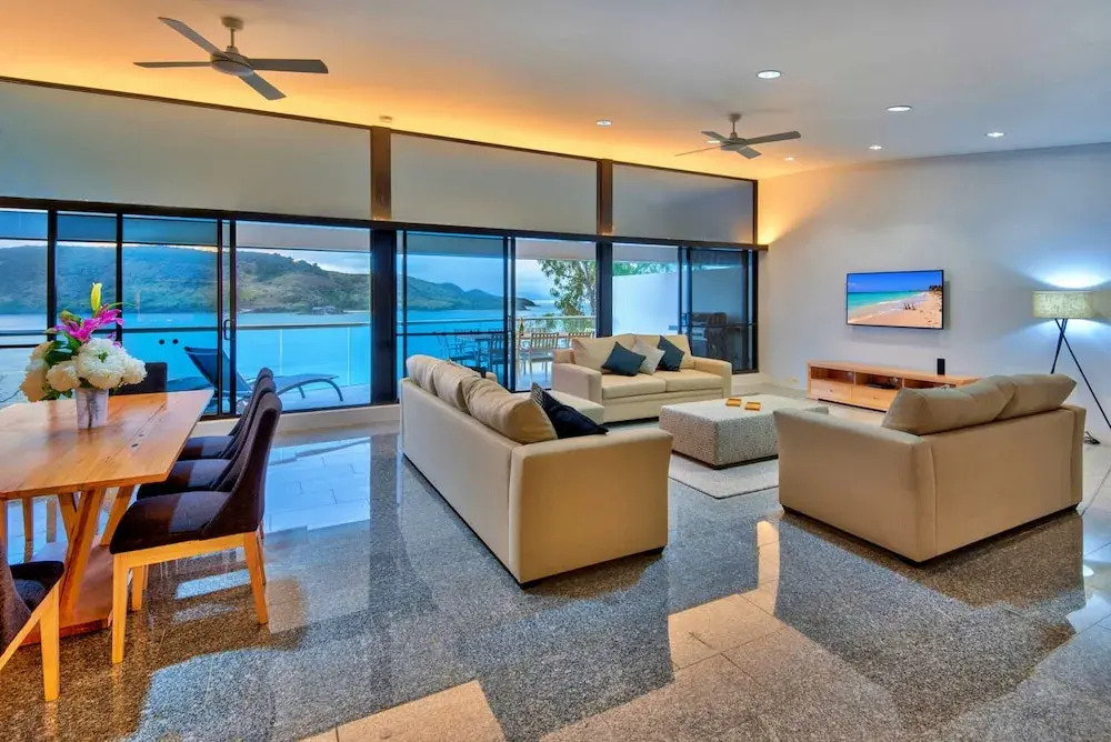 Waves 5 Luxury 3 Bedroom Breathtaking Ocean Views Central Location