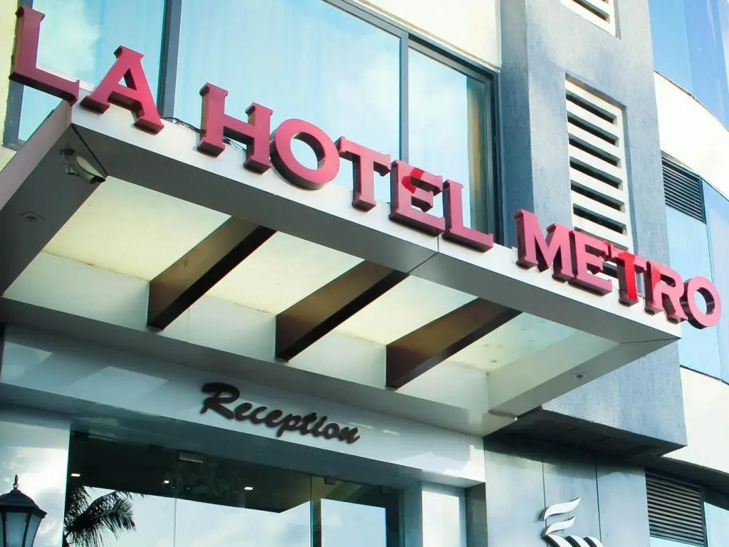 La Hotel Metro near BKC