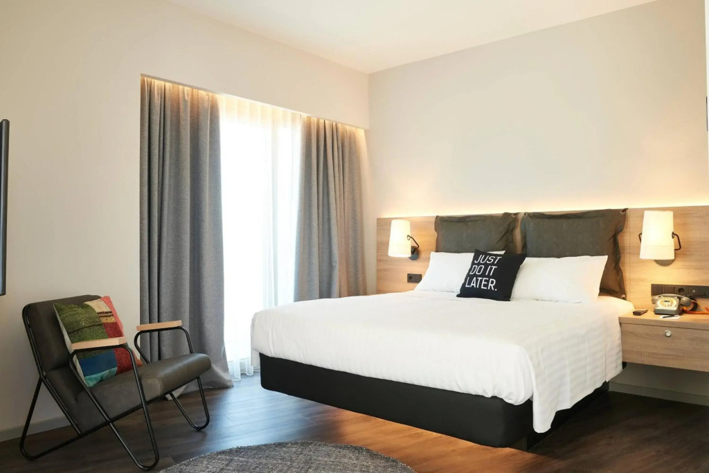 Moxy Patra Marina