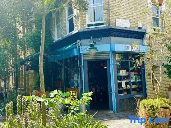 Modern Central London Flat | Self Check-in | Near Tube | Fast WiFi