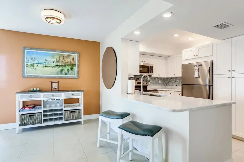 Bright Englewood Gem: Rooftop Patio, Walk to Beach