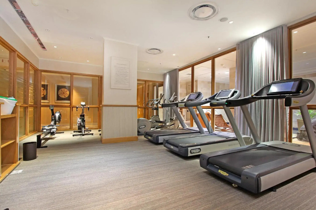 Taj Hotel Cape Town - luxury 5 star suites - very spacious with kitchenette, Lions Head views
