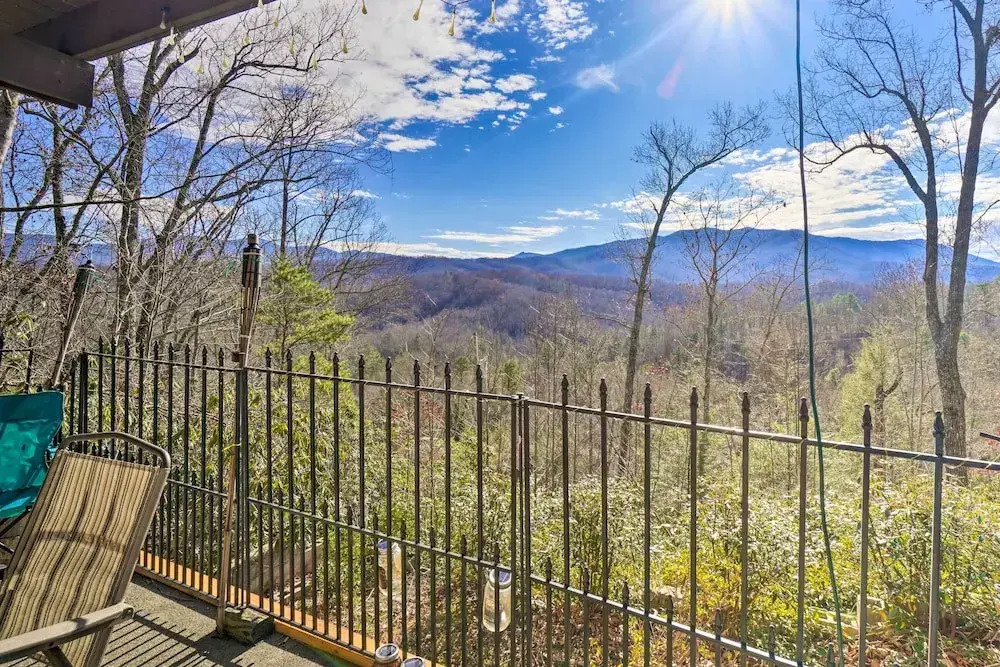 Mtn-View Cabin w/ Deck: 5 Mi to Gatlinburg