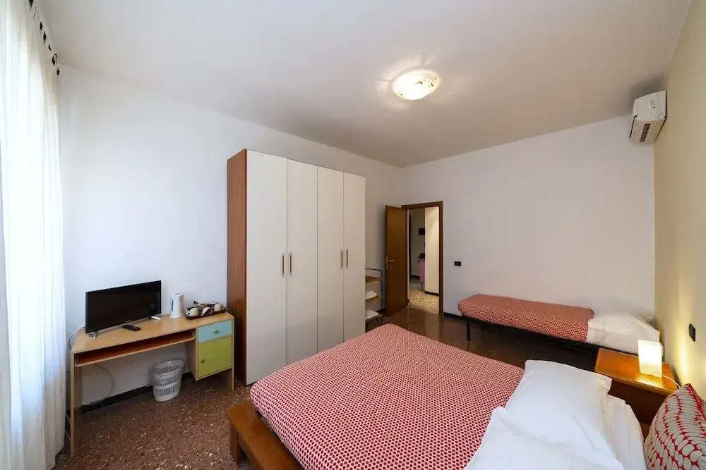 Lia Rooms 3