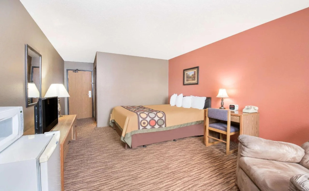 Super 8 by Wyndham Warroad