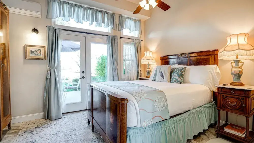 The River Belle Inn