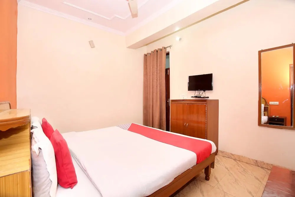 OYO 10239 Holiday INN Paradise