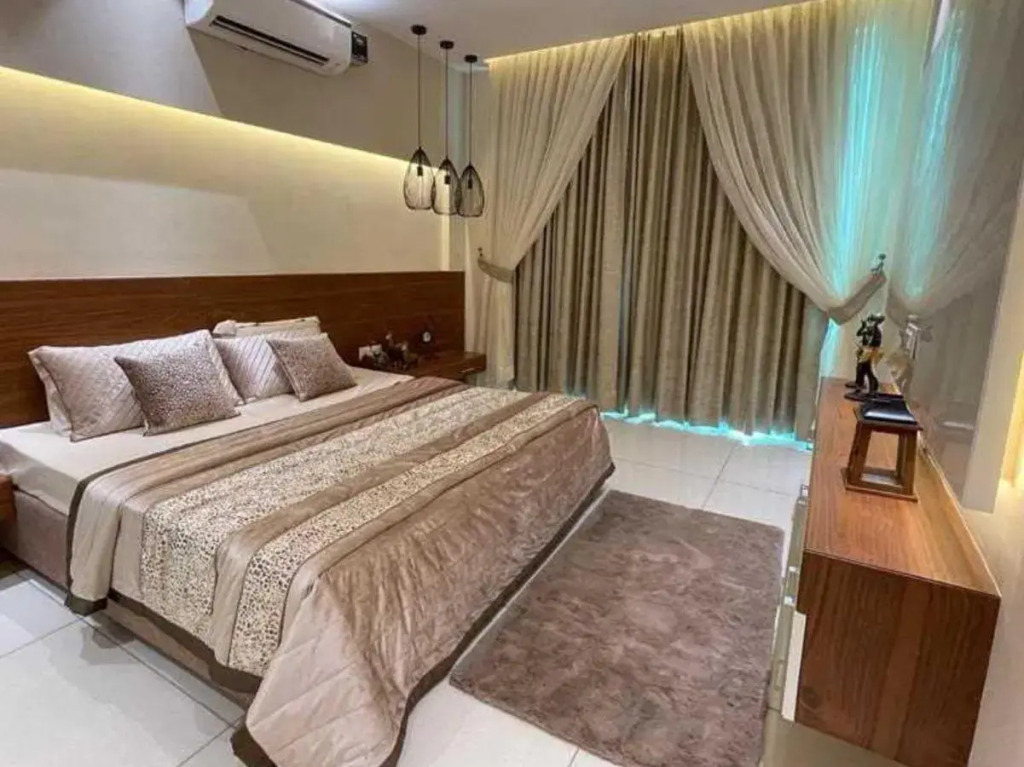Oyo 92531 Hotel Golden Crown