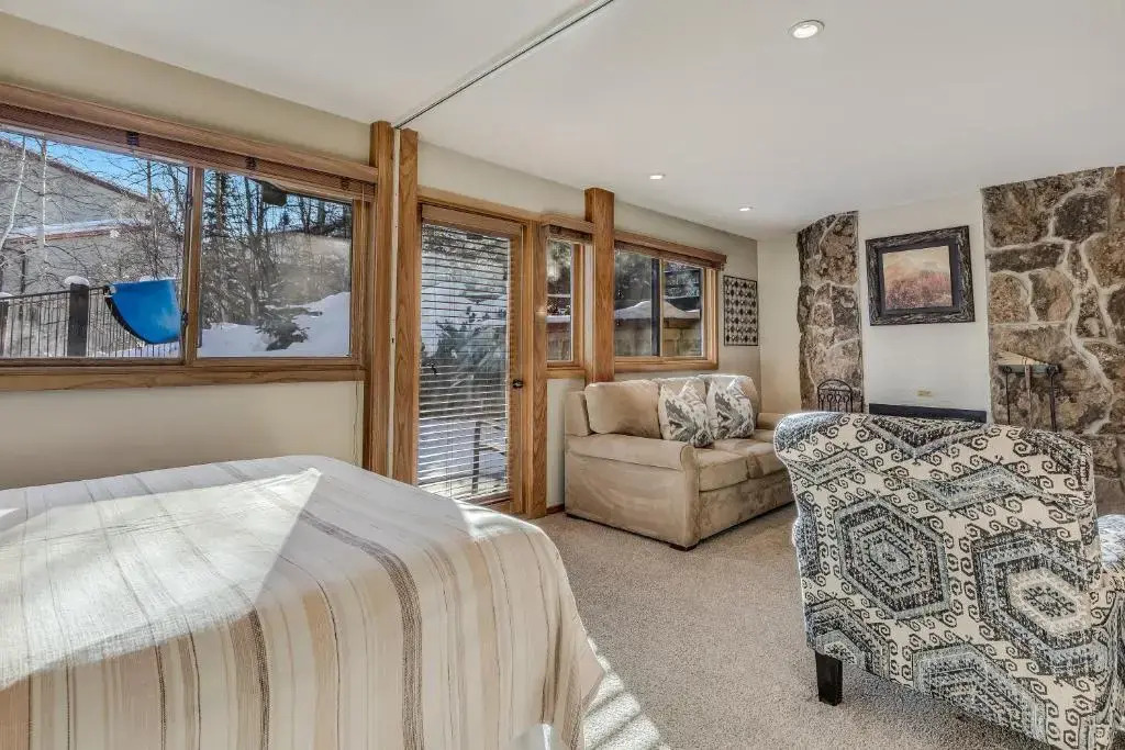 Laurelwood Condominiums Studio Premier Unit 301