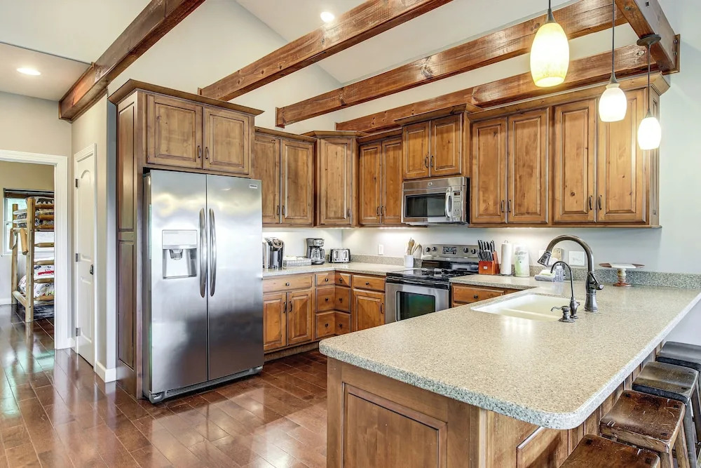 Hot Tub & Game Room! Group-ready Smokies Cabin
