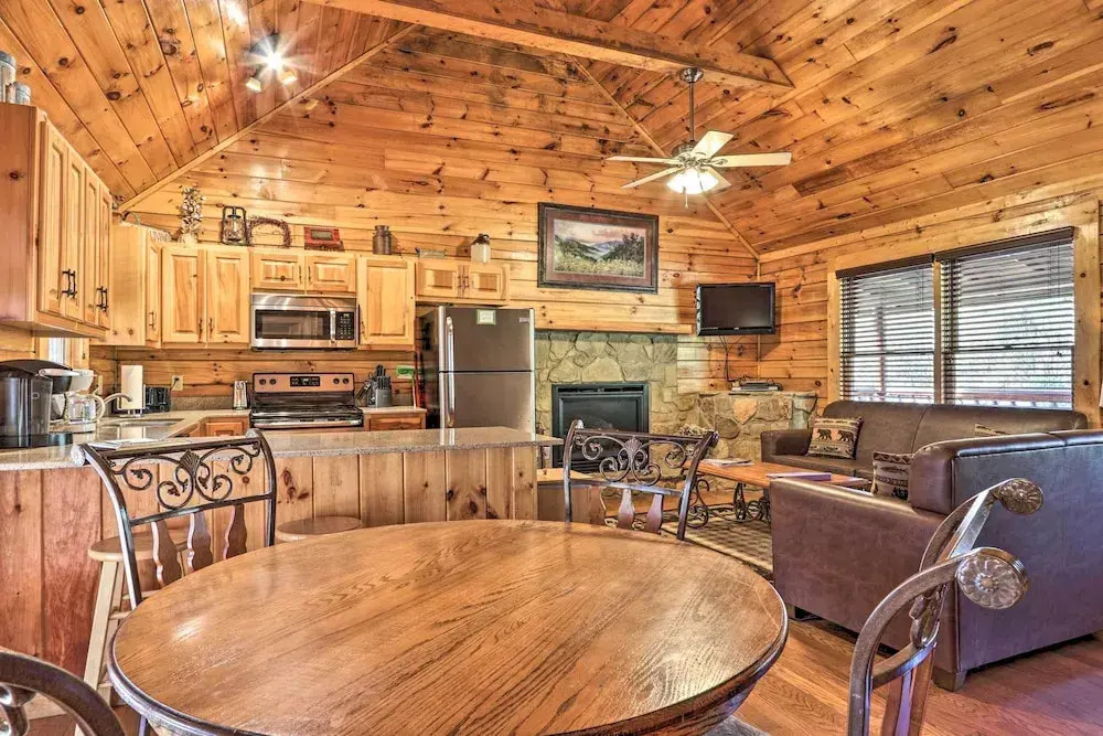 3 Mi to Dollywood: Hot Tub Hideaway in Smoky Mtns