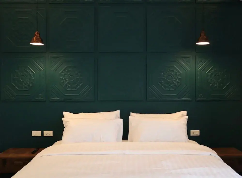 Goodnight Poshtel + Free Netflix