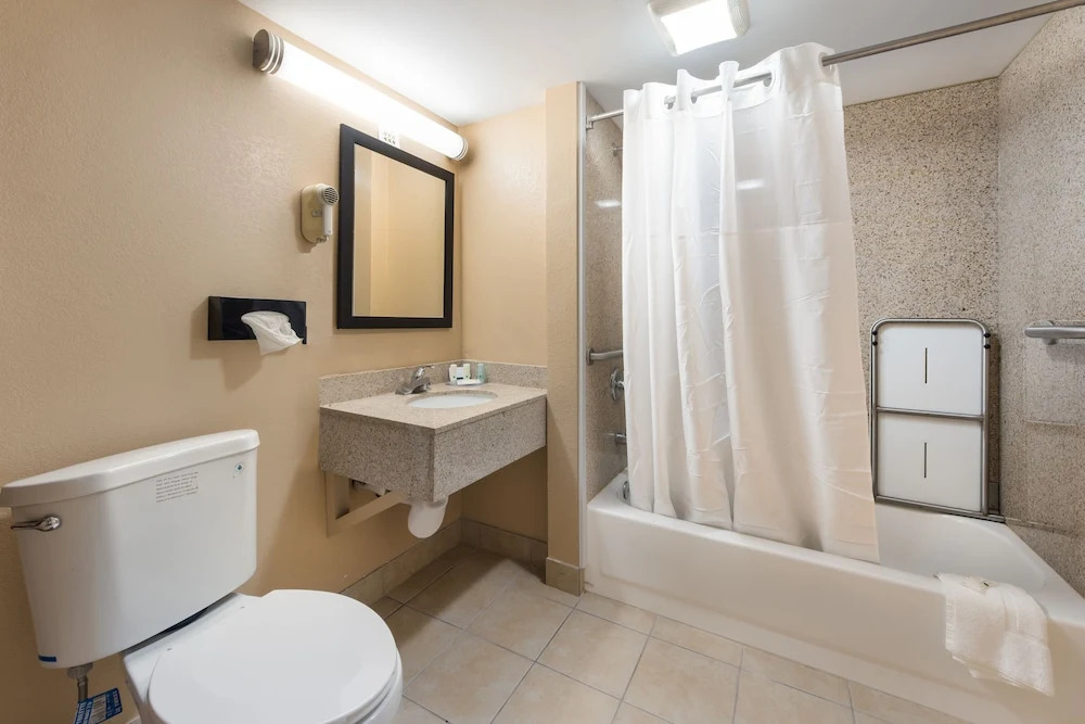 Days Inn & Suites Cincinnati