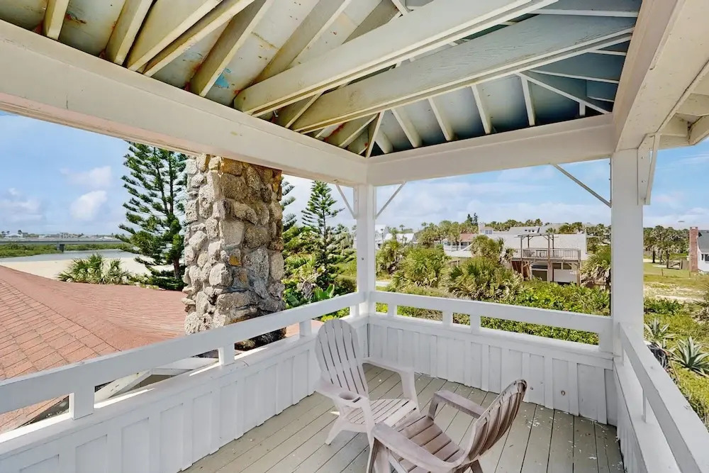 Sunny Oceanfront Home With Balcony, Full Kitchen, Central AC, & Washer/dryer
