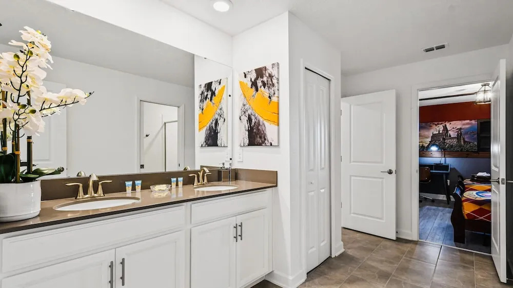 Striking Championsgate 10br Villa Pool spa Disney, Kissimmee