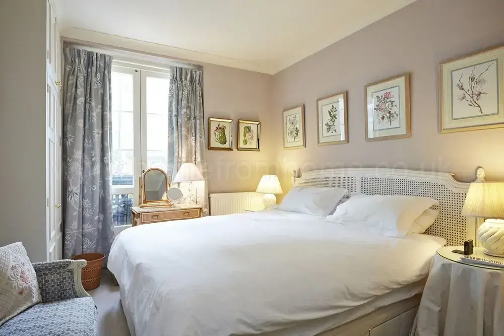 Kensington - Comfortable two bedroom ground floor property - 3 beds.