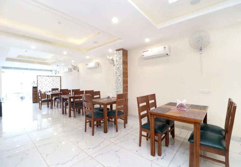 OYO 18476 Hotel Wisteria