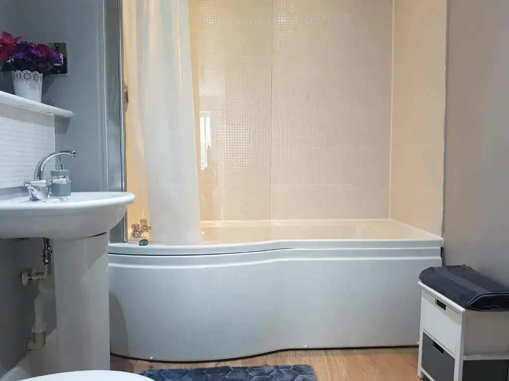 3 Bed Luxury Town Center Apartment with 50 inch 4K TV (Netflix & NowTV Ent. Pass)