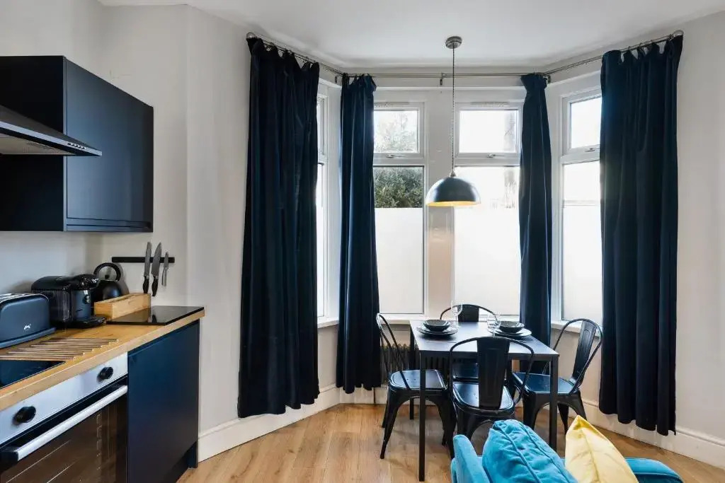 Stylish modern apartment near the city centre with nearby off-road parking
