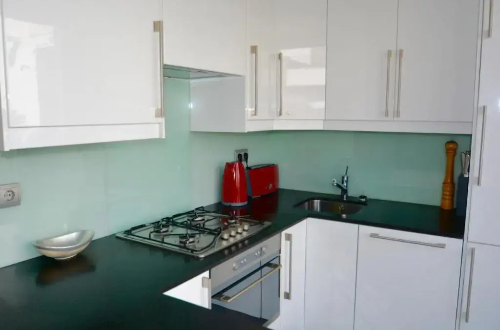 Chic Stylish Apartment with 2 Beds And Roof Terrac