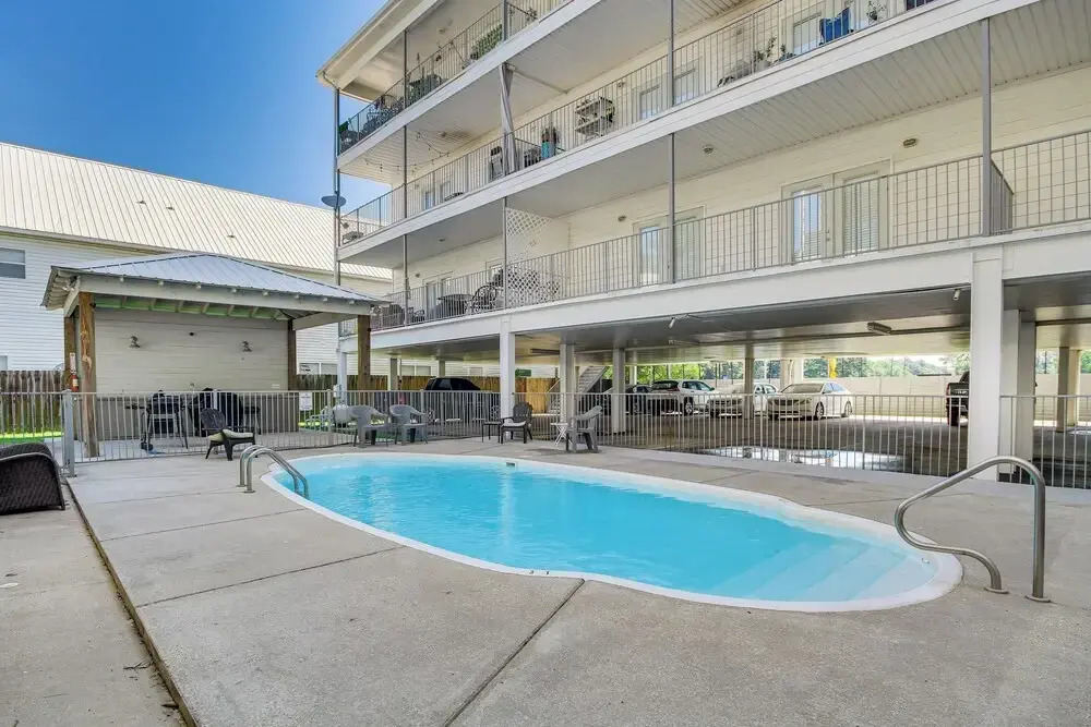 Bright Biloxi Condo: Walk to the Beach!