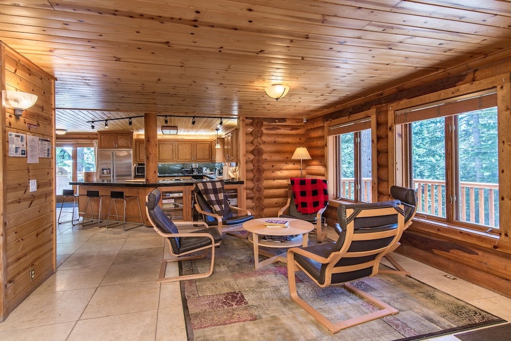 Log  W/ Hot Tub, Billiards & Mt. Tallac Views 4 Bedroom Home