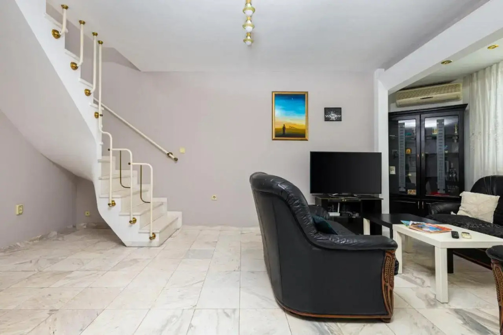 Spacious 2-Bedroom Maisonette in City Centre