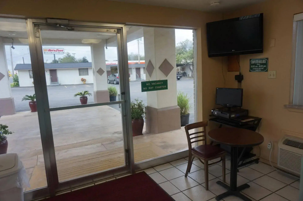 Executive Inn Pearsall