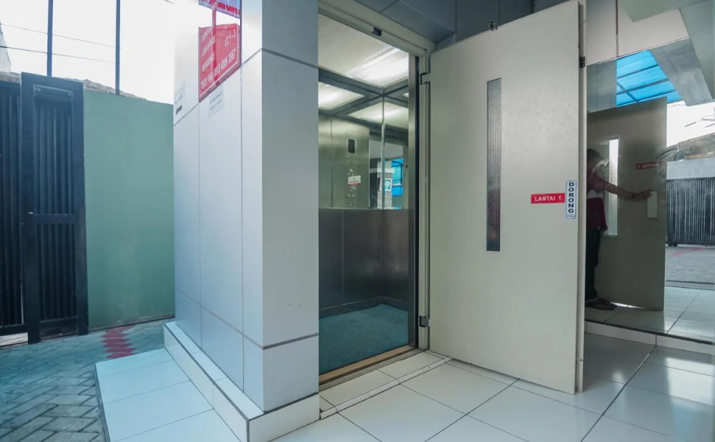 RedDoorz Plus near Semanggi