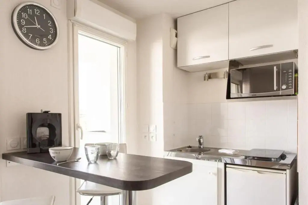 Air-conditioned studio with furnished terrace and parking