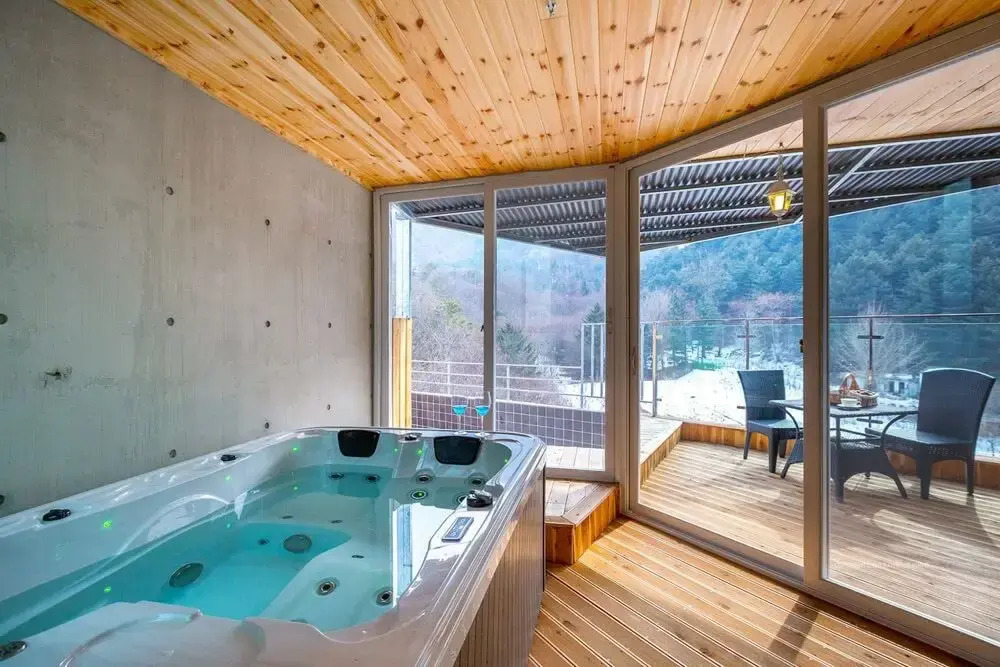 Harbor House poolvilla couple