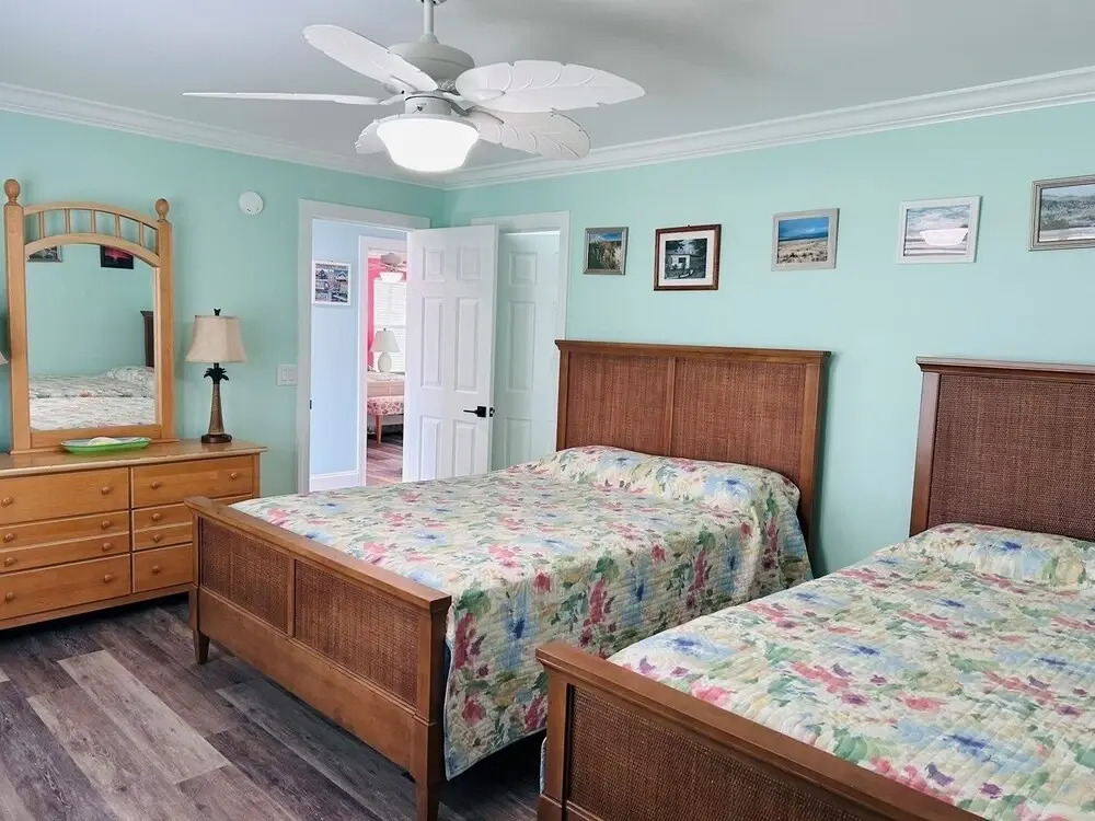 Serenity's Star 4 Bedroom Home by RedAwning