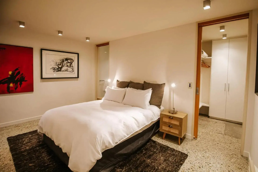 Lakeside Road - Sleeps 8 - Lake Views - Lake Front