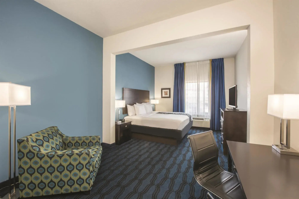 La Quinta Inn & Suites St. Louis Airport - Riverport