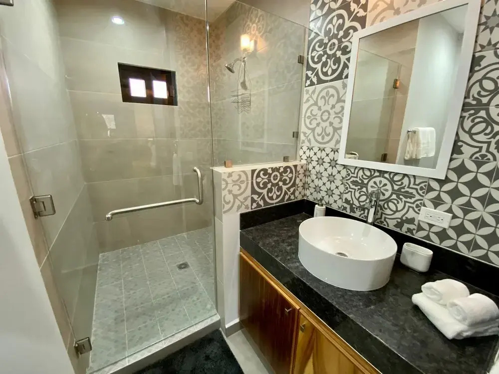 Beautiful New Condo Sea Breeze