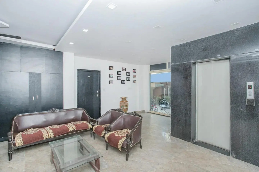 OYO 7888 Hotel Move Inn