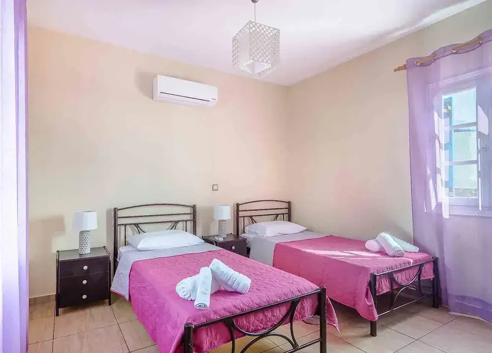 Spacious 2 Bedroom House with Fantastic Yard