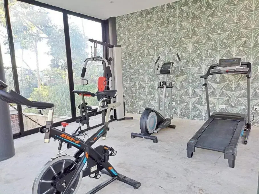 108 Amena Minutes to the Beach with Pool & Gym