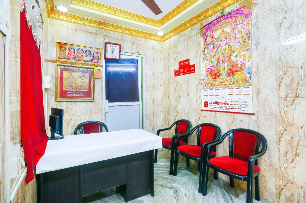 OYO 68796 Shanthi Mahal