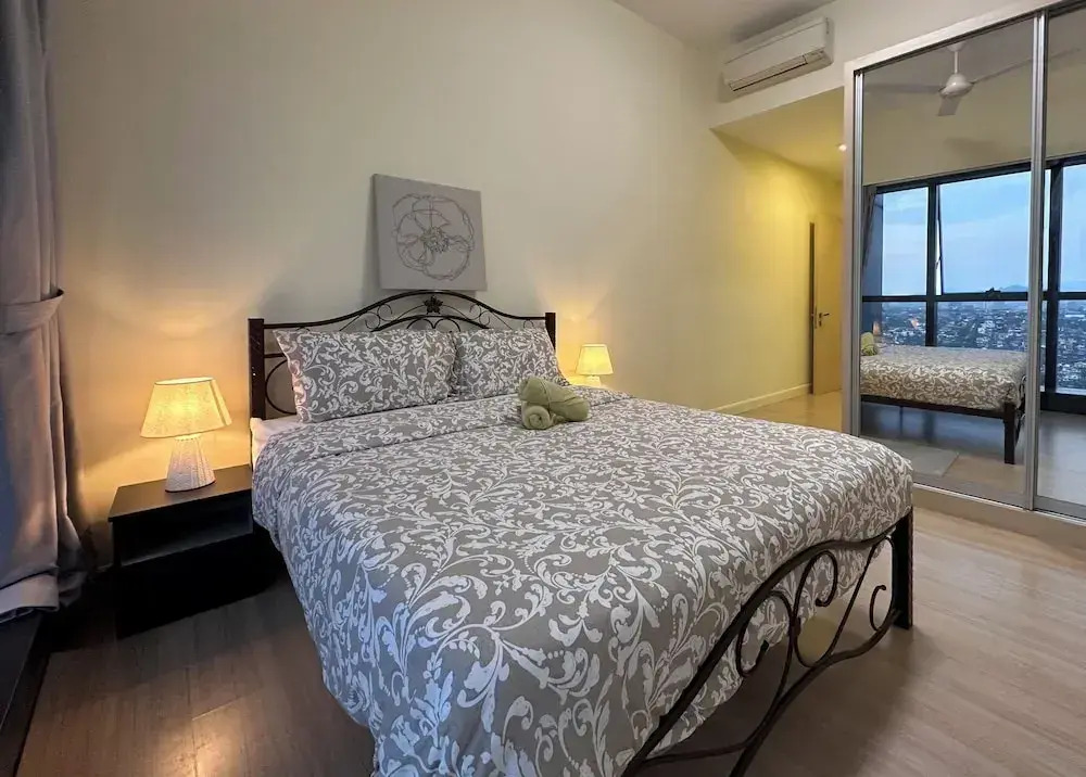 Skyline Luxe 4BR Retreat with En-suite Icon City
