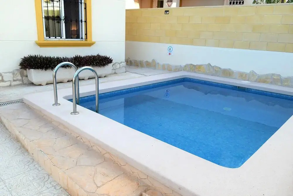 Upper floor Apartment semi-private pool