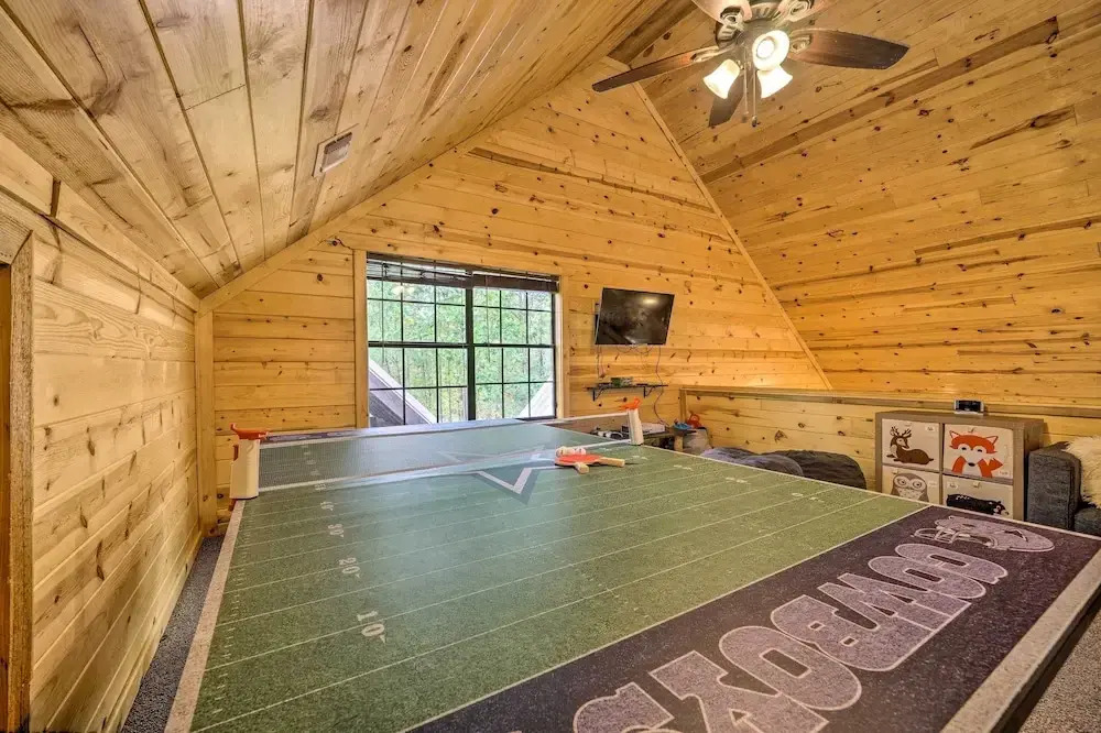 4 Mi to Beavers Bend: Cabin w/ Hot Tub & Games