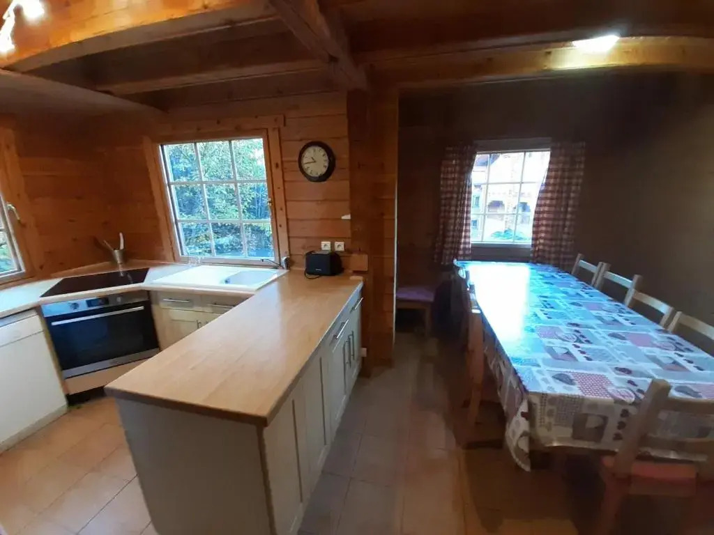 Chalet mitoyen traditionnel 12 personnes avec WiFi à La Tania - FR-1-513-61